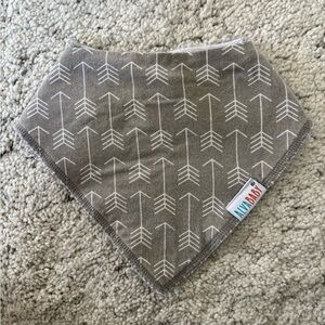 Alva Baby Gray Arrow Bandana Bib